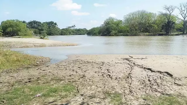 Pese al exceso de arena acumulado por las inundaciones, elementos policiacos no permitieron que un particular llevara dos bolsas