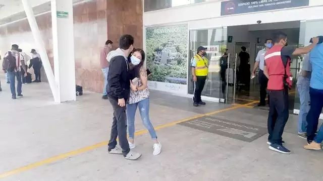 Se observa a parejas sentimentales y familias afrontar el adiós antes de volver a las ciudades donde radican.