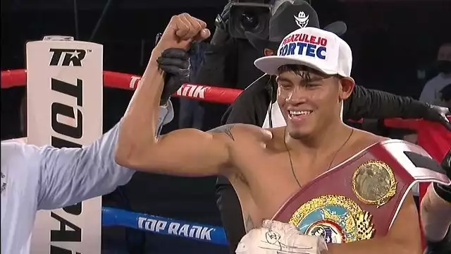 Emanuel 'Vaquero' Navarrete defendió su título de peso pluma de la OMB con un nocaut técnico
