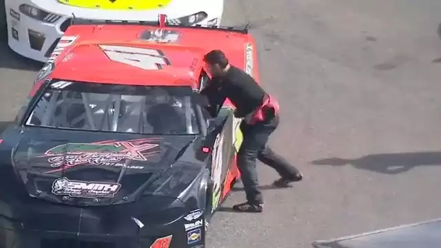 El piloto Andrew Grady fue a vengarse de su rival tras un choque en una clasificatoria para la Martinsville 300