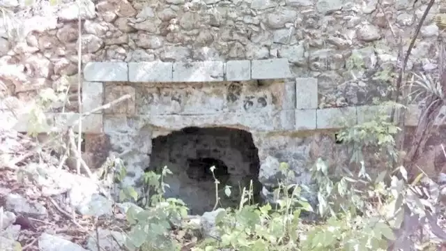 Restos de piedras labradas quedan desperdigados en el sitio; por lo que el INAH debe de tomar cartas en el asunto.