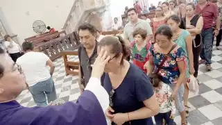 Retiraron las filas que hacían los fieles católicos en las parroquias durante el rito de imposición