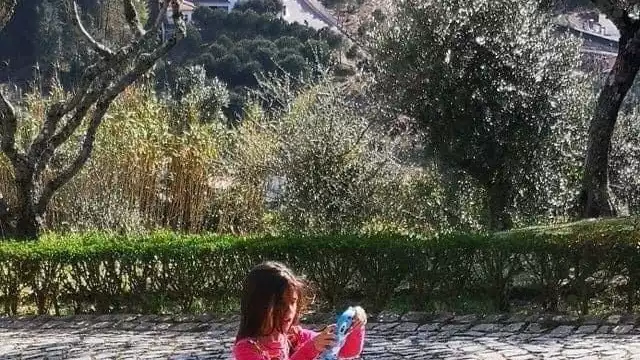 La pequeña parece estar sepultada en el pavimento, ¿a caso será una imagen editada?