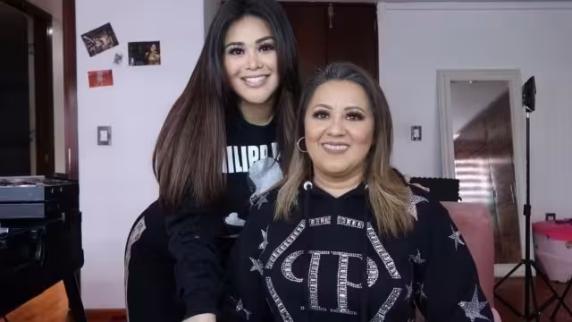 Gomita ayuda a su madre en esta nueva etapa