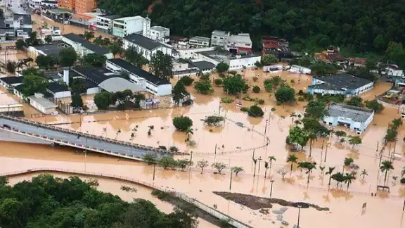 Las fuertes lluvias de la última semana en la región noreste del país han obligado a evacuar a 15.000 personas.