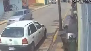 Hombre mete a perrito a un cazo con aceite