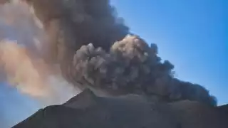 El Ubinas liberó columnas de humo y cenizas que alcanzaron una altura máxima de 5 mi 500 metros sobre la cima del cráter
