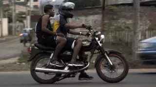 Los ladrones amagaron a su víctima para quitarle varios objetos de valor