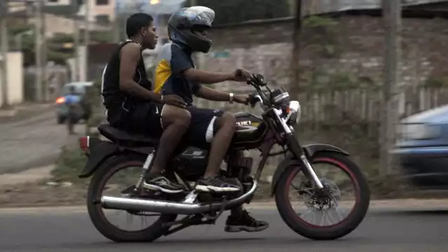 Los ladrones amagaron a su víctima para quitarle varios objetos de valor