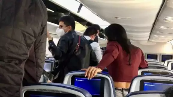 Pasajeros que viajaban en las últimas filas comenzaron a gritar insultos Pasajeros que viajaban en las últimas filas comenzaron a gritar insultos