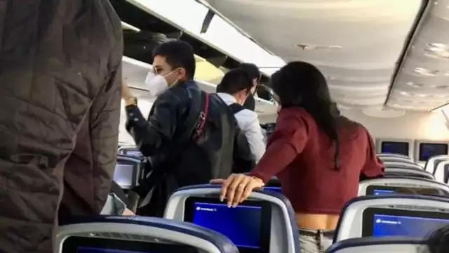 Pasajeros que viajaban en las últimas filas comenzaron a gritar insultos