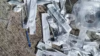 Las agujas se encontraban cerca de un basurero afuera de la sede de vacunación en Umán, Yucatán