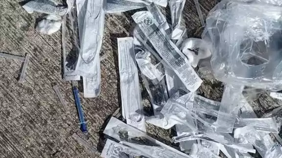 Las agujas se encontraban cerca de un basurero afuera de la sede de vacunación en Umán, Yucatán Las agujas se encontraban cerca de un basurero afuera de la sede de vacunación en Umán, Yucatán