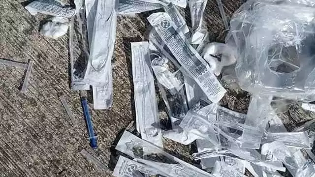Las agujas se encontraban cerca de un basurero afuera de la sede de vacunación en Umán, Yucatán