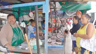 Los comerciantes de pescados y mariscos anhelan la edificación del centro de abastos que les prometió el alcalde Óscar Rosas González