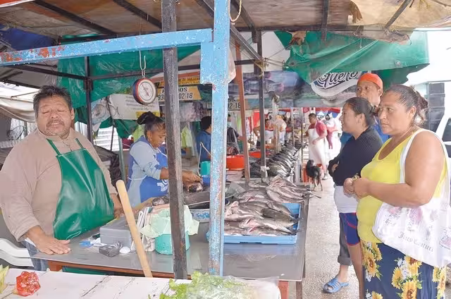 Los comerciantes de pescados y mariscos anhelan la edificación del centro de abastos que les prometió el alcalde Óscar Rosas González