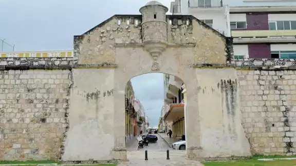 El campecha antiguo estaba formada por cuatro puertas que significaban la defensa de la muralla. Foto: Alan Gómez El campecha antiguo estaba formada por cuatro puertas que significaban la defensa de la muralla. Foto: Alan Gómez