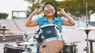 Su pieza favorita para tocar en la batería es “Working Men”, aunado a la letra y los sonidos que se producen durante su interpretación