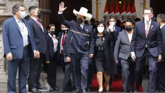 "Juro por los pueblos del Perú, por un país sin corrupción y por una nueva Constitución", señaló Pedro Castillo al tomar protesta como presidente de Perú, el 28 de julio de 202