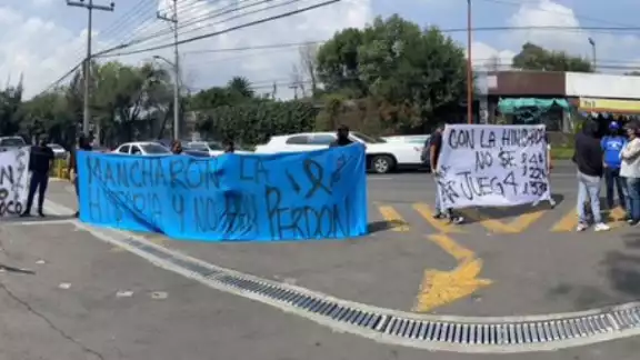 Varios aficionados se hicieron presentes en las instalaciones de La Máquina para manifestar su enojo Varios aficionados se hicieron presentes en las instalaciones de La Máquina para manifestar su enojo