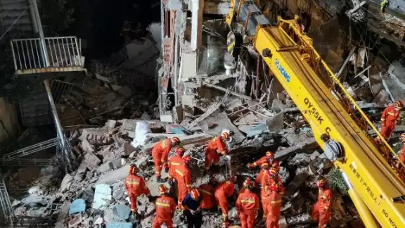 Nueve personas continúan desaparecidas y otras cinco fueron rescatadas de los escombros
