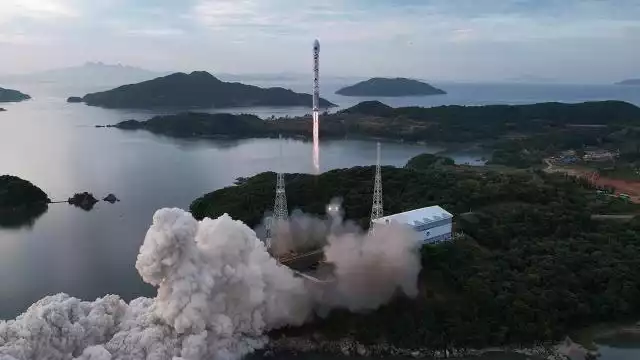 Corea del Norte publica fotografías del lanzamiento fallido de su satélite