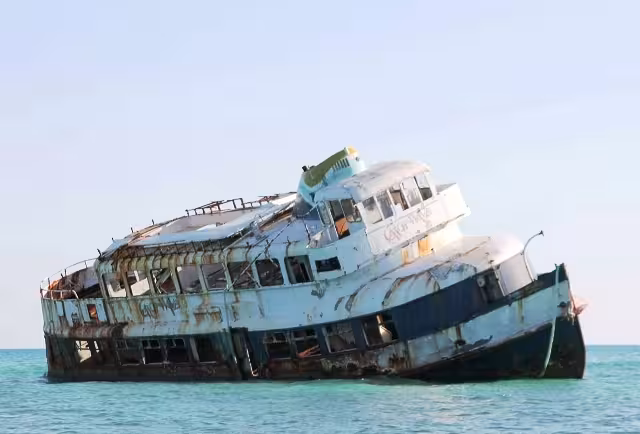 El barco permanece encallado al norte de Cozumel