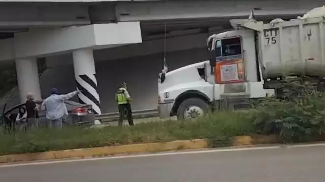 El exceso de velocidad con el que conducía sobre la carretera Chetumal-Bacalar provocó el impacto por alcance, a la altura del kilómetro 19; no hubo lesionados