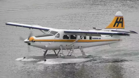 Un muerto y 9 desaparecidos al estrellarse un hidroavión en Estados Unidos