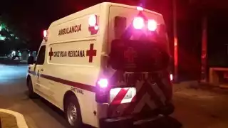Paramédicos de la Cruz Roja Mexicana, auxiliaron al lesionado y lo trasladan al Hospital Militar