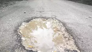 La carretera estatal continúa dañada.