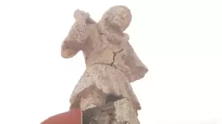 Algunos habitantes dicen que en algunas noches de lluvia y rayos, la efigie desciende del techo de la casa y deambula por las calles del puerto