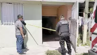 Tras el supuesto suicidio de una mujer, vecinos exigieron a las autoridades abrir una carpeta, porque presumen que es un caso de violencia intrafamiliar