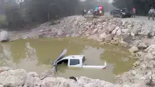 En esos momentos circulaba otra unidad y sus ocupantes se bajaron auxiliar al chofer dentro del hueco