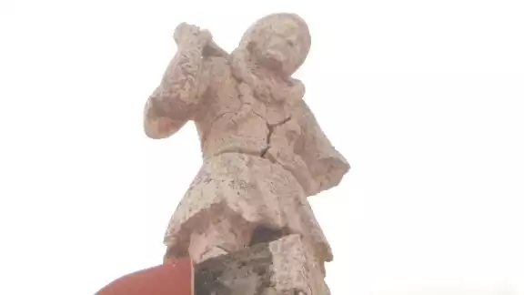 Algunos habitantes dicen que en algunas noches de lluvia y rayos, la efigie desciende del techo de la casa y deambula por las calles del puerto Algunos habitantes dicen que en algunas noches de lluvia y rayos, la efigie desciende del techo de la casa y deambula por las calles del puerto