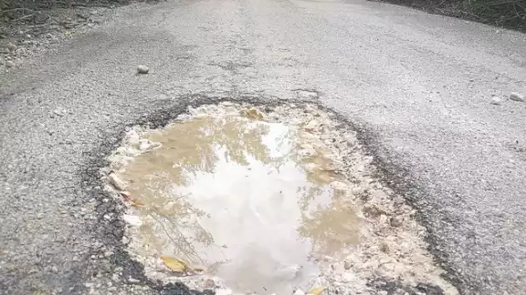 La carretera estatal continúa dañada. La carretera estatal continúa dañada.
