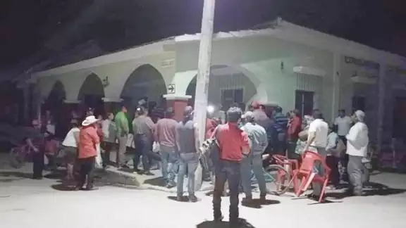Desde un anoche antes llegan personas con sillas para hacer fila a la espera que por la mañana les repartieran una de las 70 fichas Desde un anoche antes llegan personas con sillas para hacer fila a la espera que por la mañana les repartieran una de las 70 fichas