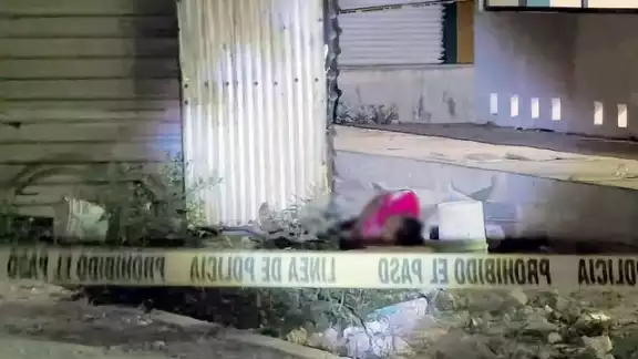 La víctima, de entre 35 y 40 años de edad, es conocido con el apodo de “El Flaco”