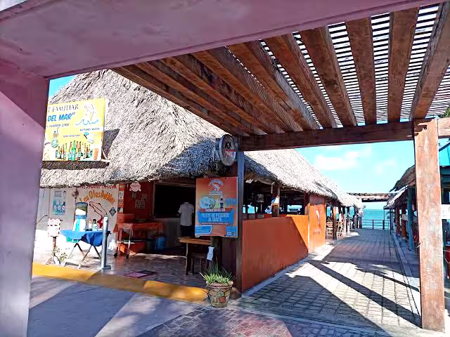 Restauranteros de Calderitas enfrentan caída en ventas por menor llegada de turistas de Belice.