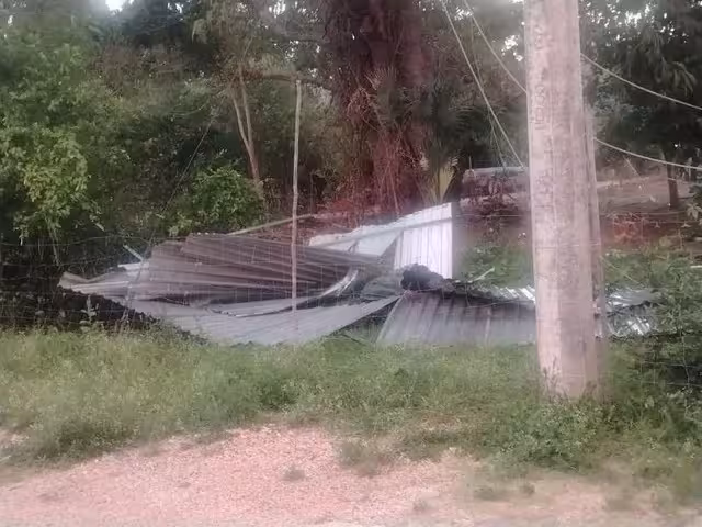 Los fuertes vientos sorprendieron a los habitantes de la comunidad.