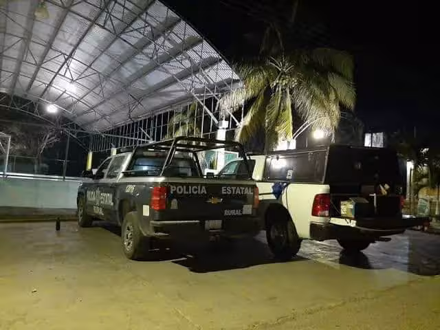 De acuerdo con reportes preliminares, elementos policiales aseguraron un auto con múltiples cargadores de armas