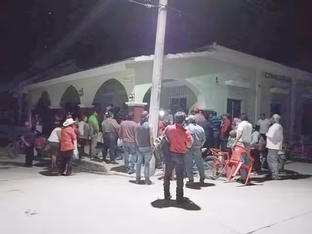 Desde un anoche antes llegan personas con sillas para hacer fila a la espera que por la mañana les repartieran una de las 70 fichas