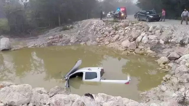 En esos momentos circulaba otra unidad y sus ocupantes se bajaron auxiliar al chofer dentro del hueco