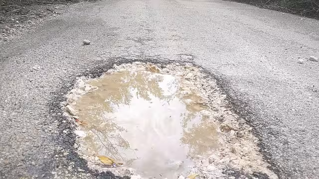 La carretera estatal continúa dañada.