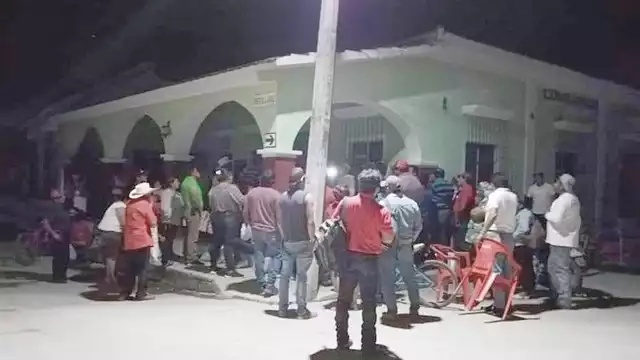 Desde un anoche antes llegan personas con sillas para hacer fila a la espera que por la mañana les repartieran una de las 70 fichas