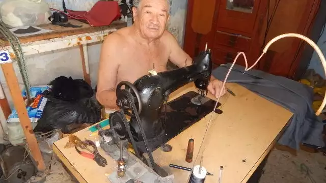 Don Ruben tiene 80 años y sigue reparando zapatos para sobrevivir