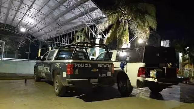 De acuerdo con reportes preliminares, elementos policiales aseguraron un auto con múltiples cargadores de armas