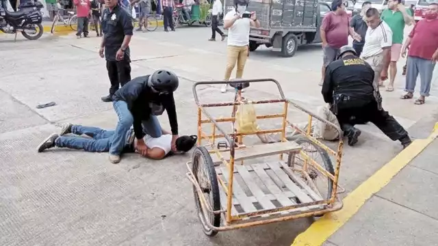 La niña que viajaba en el triciclo estuvo en peligro de caer durante la grezca