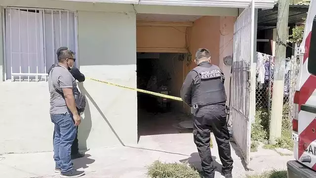 Tras el supuesto suicidio de una mujer, vecinos exigieron a las autoridades abrir una carpeta, porque presumen que es un caso de violencia intrafamiliar