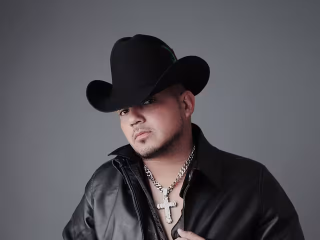 El cantante está involucrado en la delincuencia organizada